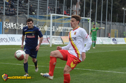 De Risio l'anno scorso in maglia giallorossa, contrastato da Marchi