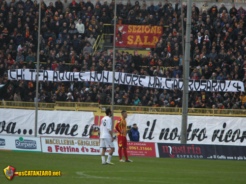 Lo striscione in ricordo di Rosario Fasano